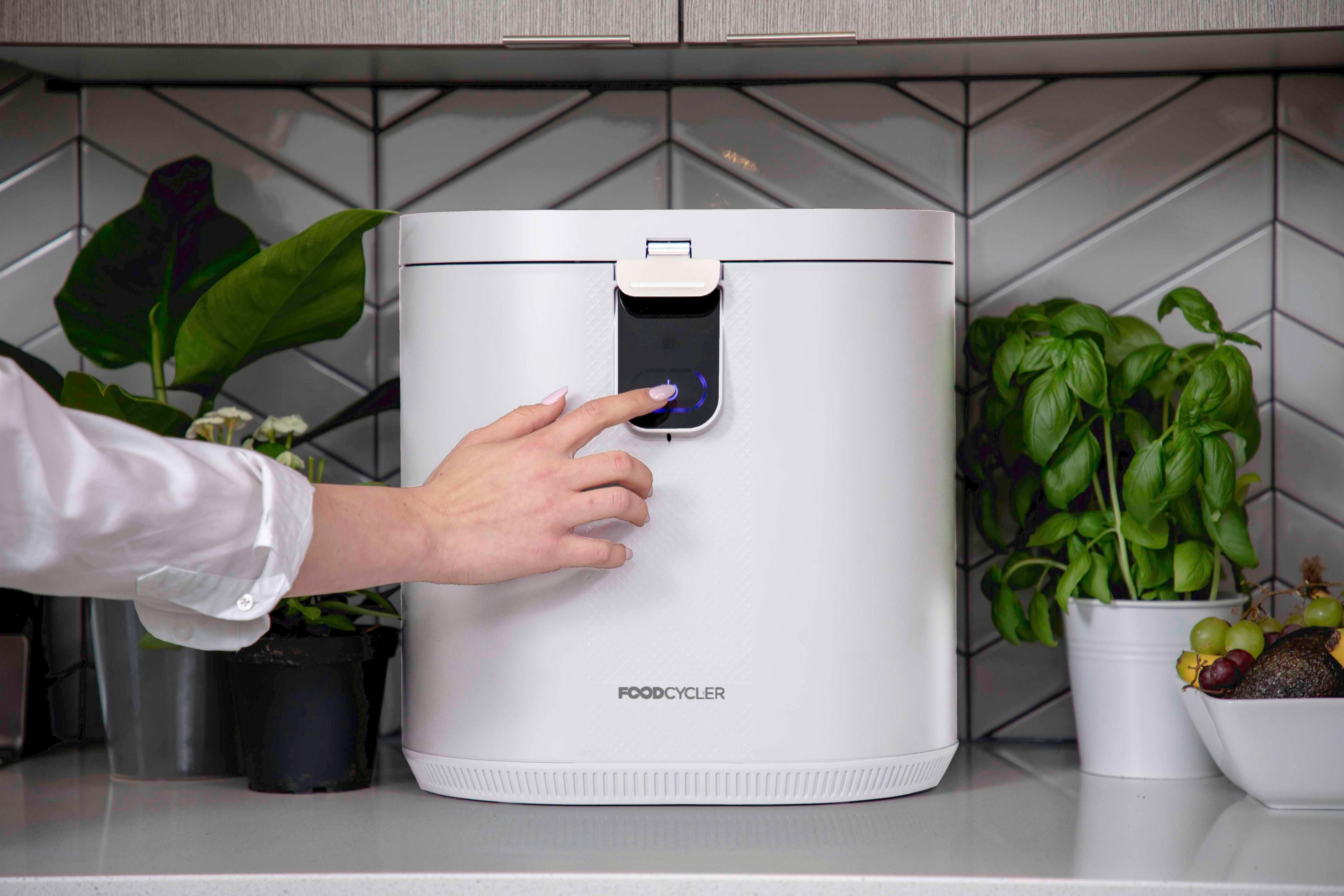 FoodCycler Eco 5 - White | Person pressing the on button